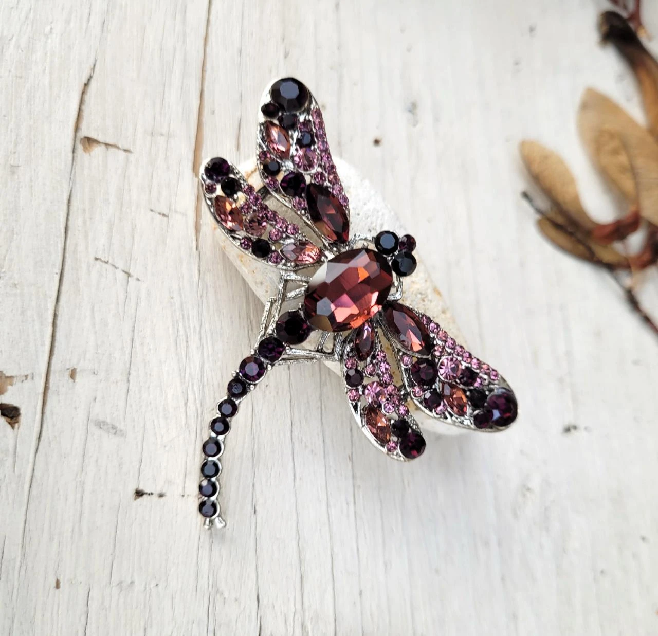 Een zilveren 925 bespottelde libellenvormige hanger met natuurlijke kristallen sprankjes.. – photo 6